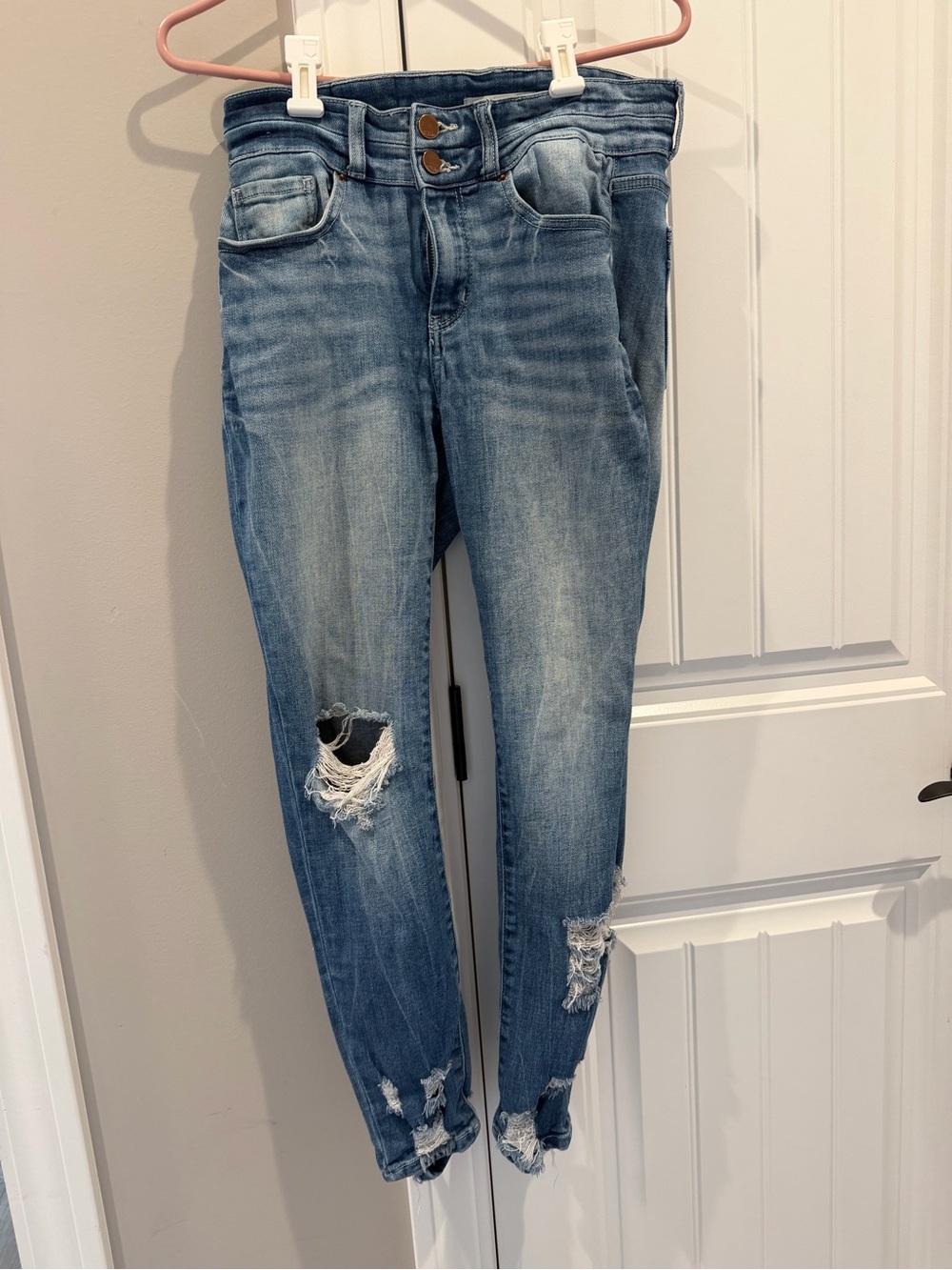 BKE Payton Mid-Rise Light Blue Distressed ankle skinny Jeans